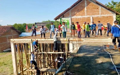 Kerja Bhakti Pengecoran Musholla Madrasah